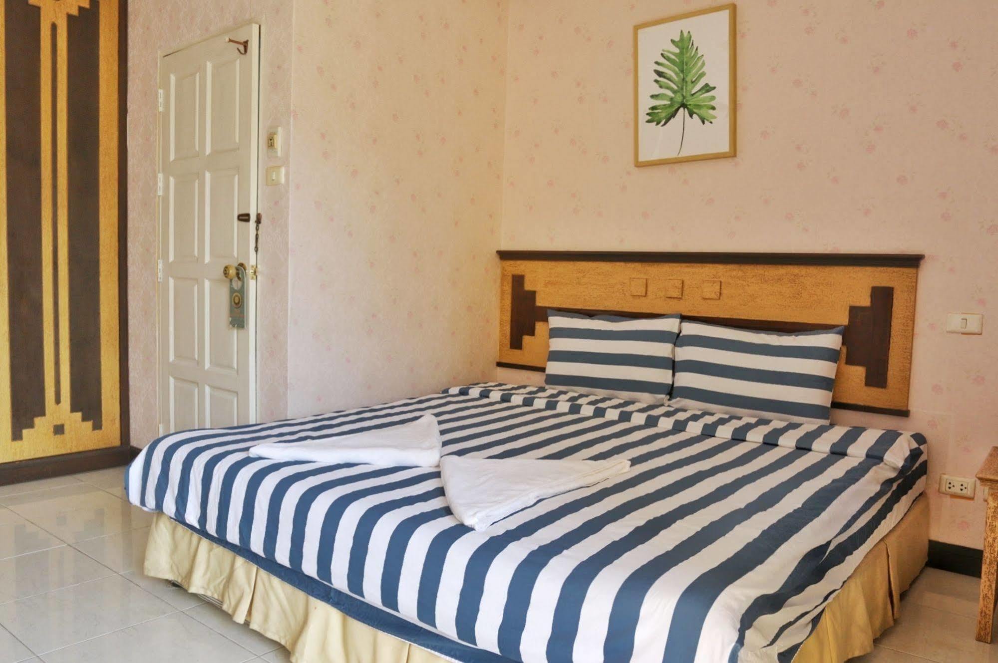The Galiness International Backpacker Hostel Phuket Patong Екстериор снимка
